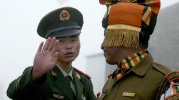 كشمير تشتعل بين الهند وباكستان .. التنين الصيني يراقب .. والحرب الثلاثية تدق الطبول كشمير تشتعل بين الهند وباكستان .. التنين الصيني يراقب .. والحرب الثلاثية تدق الطبول