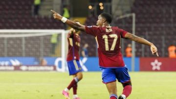 لأ أهلى ولا زمالك.. لماذا تصدر اللاعب ديريك كوتيسا الترند؟ لأ أهلى ولا زمالك.. لماذا تصدر اللاعب ديريك كوتيسا الترند؟