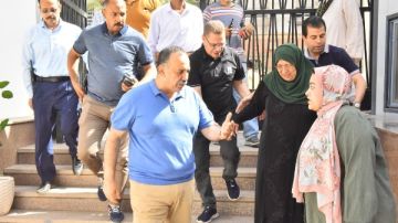 محافظ أسيوط يرافق سيدة إلى مستشفى الرمد ويوجه بعلاجها على نفقة التضامن محافظ أسيوط يرافق سيدة إلى مستشفى الرمد ويوجه بعلاجها على نفقة التضامن