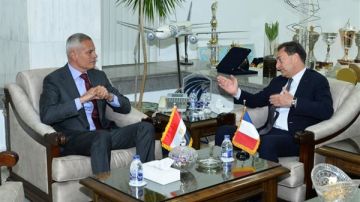 مصر للطيران وفرنسا تبحثان شراكة استراتيجية في الطيران المدني