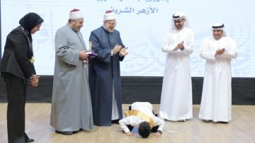 الضويني: سجود الطالب لحظة تكريمه بمسابقة تحدى القراء العربي أعظم وسام الضويني: سجود الطالب لحظة تكريمه بمسابقة تحدى القراء العربي أعظم وسام