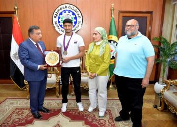 محافظ الدقهلية يكرم اللاعب حاتم أشرف بطل أفريقيا في السباحة
