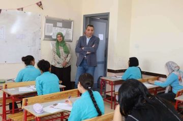 محافظ السويس يتفقد غرفة الزائرة الصحية في المدارس خلال امتحانات الإعدادية