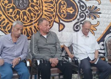 الحزن غير ملامحه.. الخطيب يستقبل عزاء شقيقته في قنا (صور وفيديو)