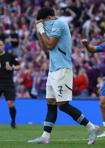 شاهد.. رد فعل عائلة عمر مرموش بعد إهداره ركلة جزاء أمام كريستال بالاس (فيديو)