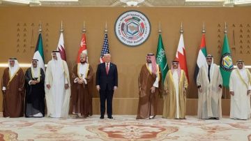 صورة جماعية تجمع قادة الخليج وترامب قبل انطلاق القمة الخليجية - الأمريكية بالرياض