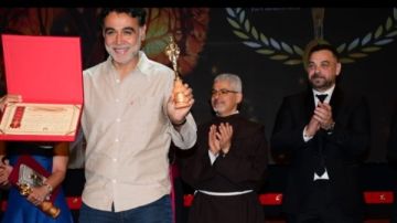 هاني خليفة يحصد جائزة أفضل مخرج عن فيلم رحلة 404 هاني خليفة يحصد جائزة أفضل مخرج عن فيلم رحلة 404