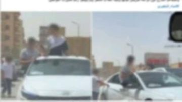 عرضوا حياة المواطنين للخطر.. أصحاب فيديو الجلوس أعلى سيارة بالشرقية يواجهون هذه العقوبة