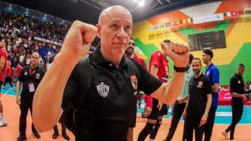 الأهلي يوجه الشكر لـ موندو مدرب رجال الطائرة الأهلي يوجه الشكر لـ موندو مدرب رجال الطائرة