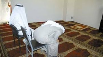 حكم إمامة الجالس للقائم في الصلاة.. دار الإفتاء توضح