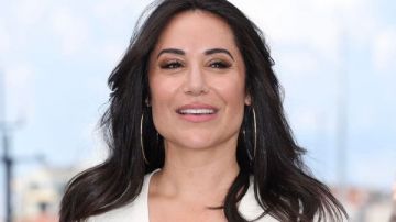 المخرجة أريج السحيري ترفع علم فلسطين في كان قبل عرض فيلمها