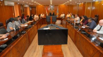 محافظ أسيوط يبحث مع مسئولي الجمعيات الأهلية آليات دعم الأسر الأكثر احتياجا