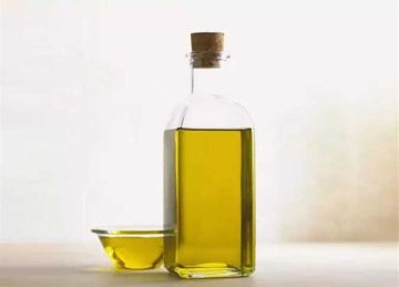 منها تعزيز الخصوبة.. 5 أسباب تجعلك تضع زيت الخروع على سرتك منها تعزيز الخصوبة.. 5 أسباب تجعلك تضع زيت الخروع على سرتك