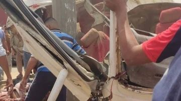 الميكروباص لبس في الرصيف.. رفع آثار حادث أسفر عن 4 قتلى و11 مصابا بالطريق الأوسطي الميكروباص لبس في الرصيف.. رفع آثار حادث أسفر عن 4 قتلى و11 مصابا بالطريق الأوسطي