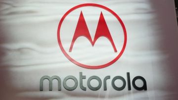 بطارية تنفد وحرارة مرتفعة.. خلل غامض يضرب هواتف موتورولا