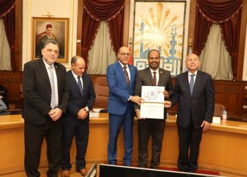 بلغت 15 مليون جنيه .. وزير العمل ومحافظ القاهرة يكرمان عاملين بالإسعاف أعادوا أمانات مصابين بلغت 15 مليون جنيه .. وزير العمل ومحافظ القاهرة يكرمان عاملين بالإسعاف أعادوا أمانات مصابين