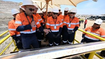 رئيس الوزراء يشاهد أعمال التعدين تحت الأرض بمنجم السكري