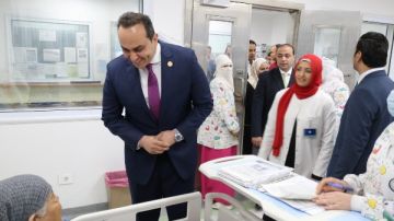 رئيس هيئة الرعاية الصحية يستمع إلى آراء المرضى حول جودة الخدمات بالإسماعيلية