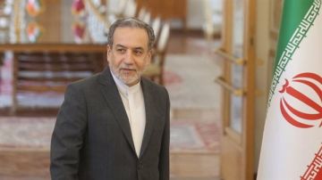 وزير خارجية إيران يبدأ زيارة رسمية إلى باكستان لتعزيز التعاون الثنائي وزير خارجية إيران يبدأ زيارة رسمية إلى باكستان لتعزيز التعاون الثنائي