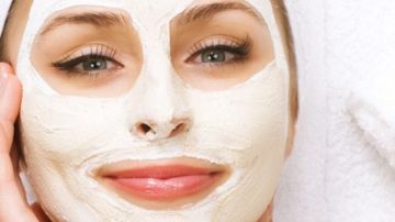 بمكونات طبيعية .. تركيبة لتفتيح وترطيب البشرة في دقائق