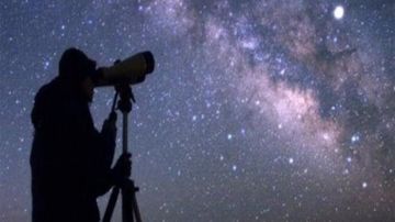 ظواهر فلكية مذهلة في سماء مصر.. اقترانات قمرية وزخات شهب