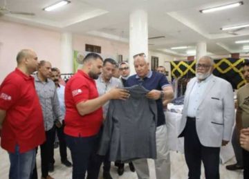 يضم 50 ألف قطعة.. محافظ الوادي الجديد يتفقد معرض ملابس بنك الكساء المجاني بالخارجة