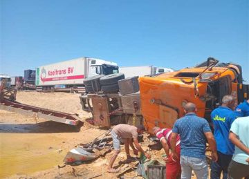 مصرع سائق في انقلاب سيارة نقل مياه على طريق رأس غارب- الغردقة 