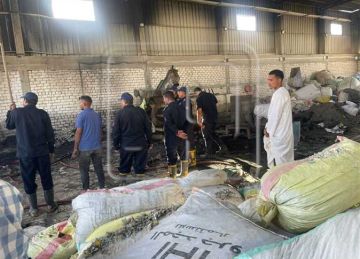 الدفع بـ4 سيارات إطفاء.. نشوب حريق بمصنع بلاستيك بالمنطقة الصناعية في المنيا (صور) الدفع بـ4 سيارات إطفاء.. نشوب حريق بمصنع بلاستيك بالمنطقة الصناعية في المنيا (صور)