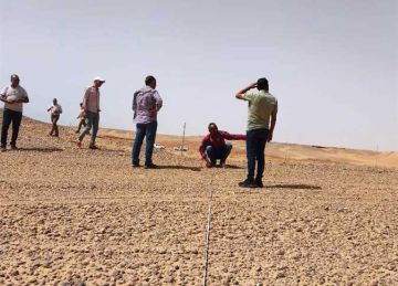 لجنة مشتركة لمعاينة قطعة أرض لإنشاء محطة تعبئة أسطوانات بوتاجاز في قرية فارس بـ أسوان