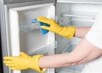 للحفاظ على سلامة الطعام وتجنب الروائح الكريهة.. نصائح لتنظيف الثلاجة في خطوات بسيطة