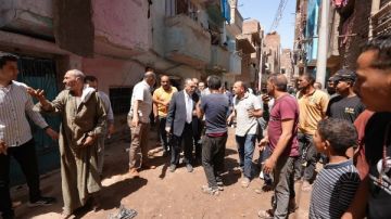 محافظ أسيوط يتفقد منطقة المصلة ويوجه بحل عاجل لمشكلة الصرف الصحي