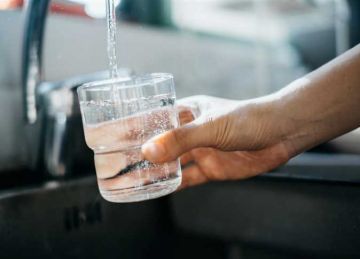 مع ارتفاع درجات الحرارة.. تحذير من الإفراط في شرب الماء