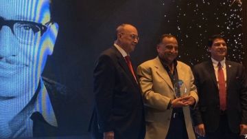 نجل فؤاد المهندس يتسلم تكريم اسم والده في مهرجان التميز الدرامي لـ حقوق الإنسان نجل فؤاد المهندس يتسلم تكريم اسم والده في مهرجان التميز الدرامي لـ حقوق الإنسان