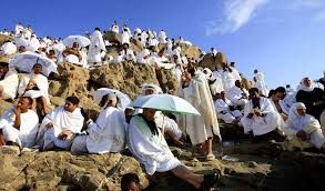 هل يجوز للحاج مغادرة عرفات قبل غروب الشمس؟.. الإفتاء تفند خلاف الفقهاء