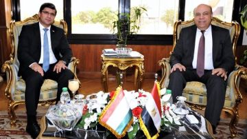 وزير الطيران المدني يبحث مع سفير طاجيكستان فرص التوسع في الربط الجوي بين البلدين