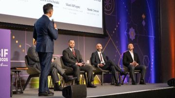 أمير توفيق يشارك في مؤتمر الاستثمار الرياضي بلندن- صور