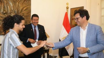 وزير الثقافة يسلم بطاقات أهلا وسهلا بالطلبة لأوائل المشتركين في المبادرة وزير الثقافة يسلم بطاقات أهلا وسهلا بالطلبة لأوائل المشتركين في المبادرة