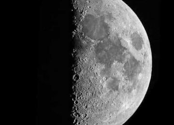 التربيع الأول للقمر يظهر مساء الغد.. و50 من سطحه مضاءا التربيع الأول للقمر يظهر مساء الغد.. و50 من سطحه مضاءا