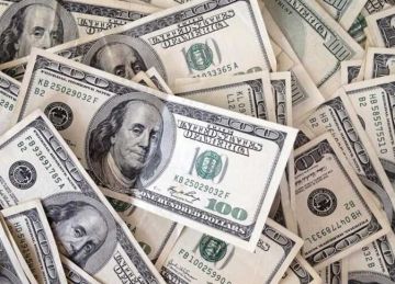 الدولار يواصل تحركاته الحذرة أمام الجنيه.. كم بلغ سعره في البنوك اليوم؟