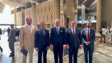 المتحف المصري الكبير يستقبل كبار مستشاري البيت الأبيض في زيارة رفيعة المستوى