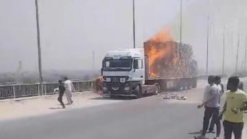 بدون إصابات.. حريق يلتهم سيارة نقل على الإقليمي بحلوان