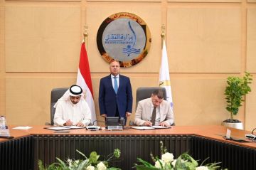 كامل الوزير يشهد توقيع عقد ترخيص جرين فالي لنقل الركاب بالسيارات الكهربائية كامل الوزير يشهد توقيع عقد ترخيص جرين فالي لنقل الركاب بالسيارات الكهربائية