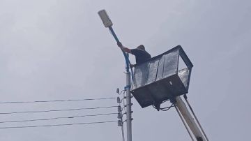 تركيب كشافات إنارة حديثة بشارع صبري القاضي في كفر الشيخ.. صور