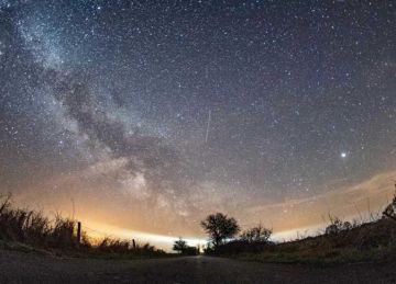 سماء مايو 2025 تزدحم بالظواهر الفلكية.. القمر يتزين بالاقترانات وشهب إيتا الدلويات تضيء سماء مايو 2025 تزدحم بالظواهر الفلكية.. القمر يتزين بالاقترانات وشهب إيتا الدلويات تضيء