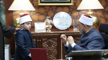 شيخ الأزهر يستقبل الطفل أنس ربيع متقن حفظ المتون والقرآن الكريم