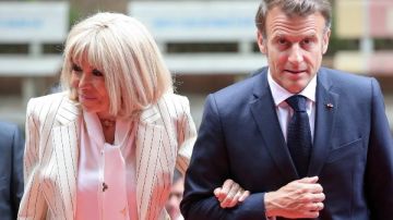 من مراهق ومعلمة إلى رئيس وزوجة أولى .. مشهد واحد يعيد الجدل في حياة ماكرون