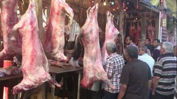هل يجوز توزيع لحم على الفقراء بدلا من نحر أضحية؟.. دار الإفتاء تحسم الجدل