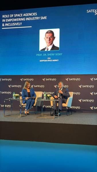 الرئيس التنفيذي لوكالة الفضاء المصرية يشارك في جلسة نقاشية حول دور وكالات الفضاء في تنمية وتطوير صناعة وتكنولوجيا الفضاء خلال مؤتمر سات إكسبو ٢٠٢٥ بدبي