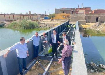 تركيب كوبري مشاة لخدمة أهالي عزبة البحر بـ طابية الإسكندرية (صور) تركيب كوبري مشاة لخدمة أهالي عزبة البحر بـ طابية الإسكندرية (صور)