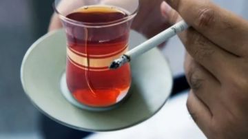 ماذا يحدث لجسمك عند تدخين السجائر مع تناول الشاي؟.. مفاجأة صادمة ماذا يحدث لجسمك عند تدخين السجائر مع تناول الشاي؟.. مفاجأة صادمة